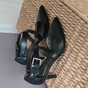Strap and buckle pumps